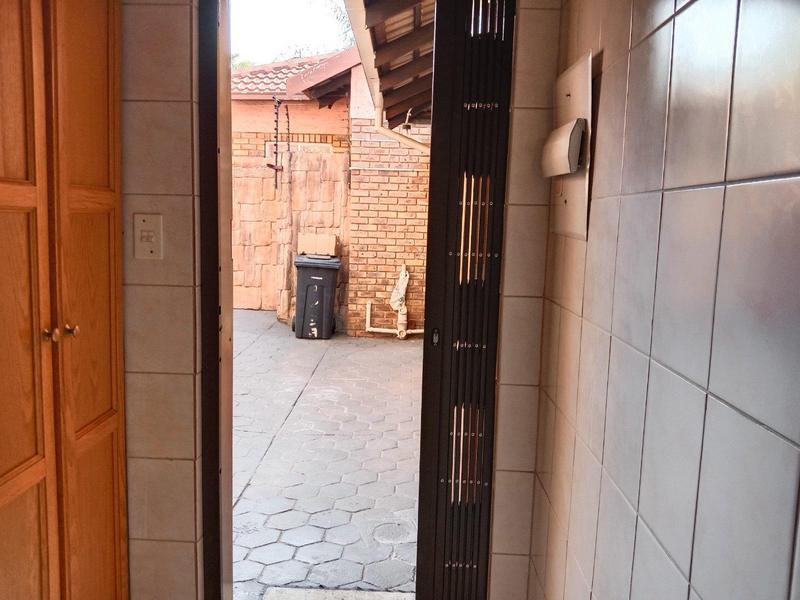 5 Bedroom Property for Sale in Ninapark Gauteng