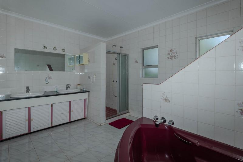 6 Bedroom Property for Sale in Moreleta Park Gauteng