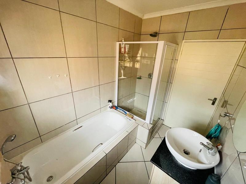 3 Bedroom Property for Sale in Goedeburg Gauteng