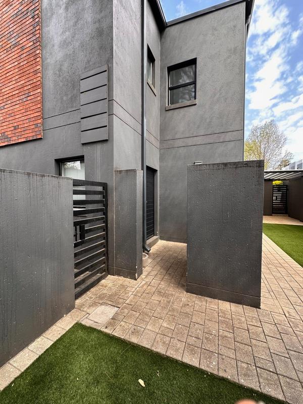 To Let 4 Bedroom Property for Rent in Sandown Gauteng