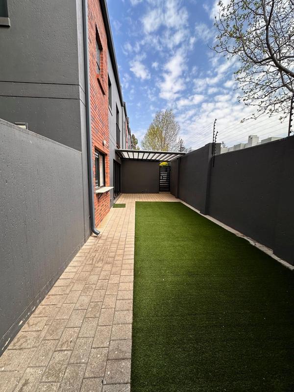 To Let 4 Bedroom Property for Rent in Sandown Gauteng