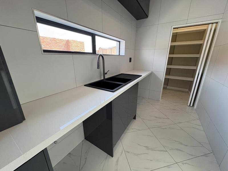 5 Bedroom Property for Sale in Midstream Heights Gauteng