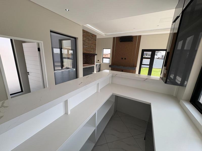 5 Bedroom Property for Sale in Midstream Heights Gauteng