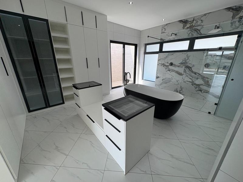 5 Bedroom Property for Sale in Midstream Heights Gauteng