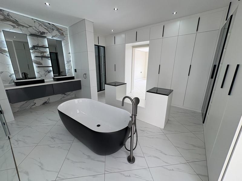 5 Bedroom Property for Sale in Midstream Heights Gauteng