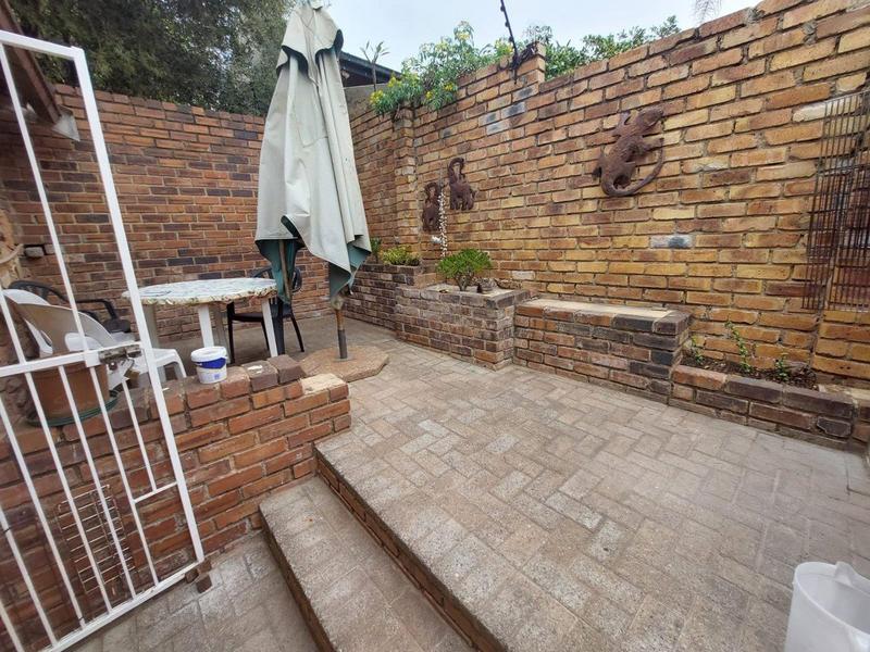 To Let 2 Bedroom Property for Rent in Roodekrans Gauteng