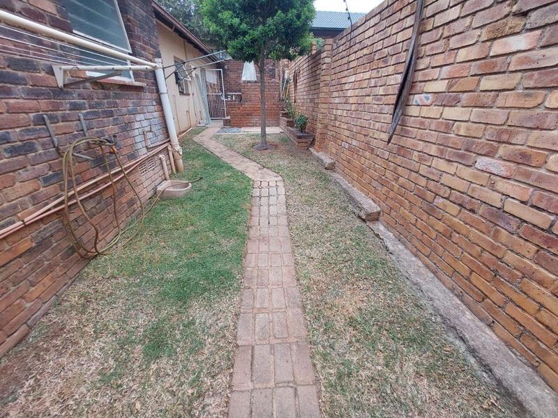 To Let 2 Bedroom Property for Rent in Roodekrans Gauteng
