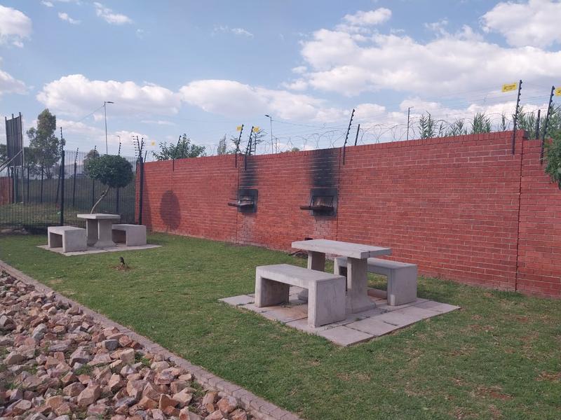 2 Bedroom Property for Sale in Grand Central Gauteng