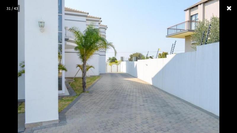 To Let 5 Bedroom Property for Rent in Waterkloof Ridge Gauteng