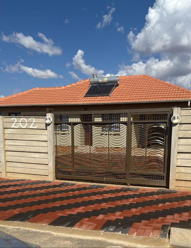 To Let 3 Bedroom Property for Rent in Azaadville Gauteng