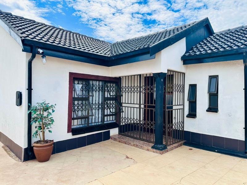 5 Bedroom Property for Sale in Mohlakeng Gauteng