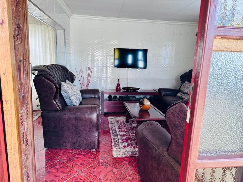5 Bedroom Property for Sale in Mohlakeng Gauteng
