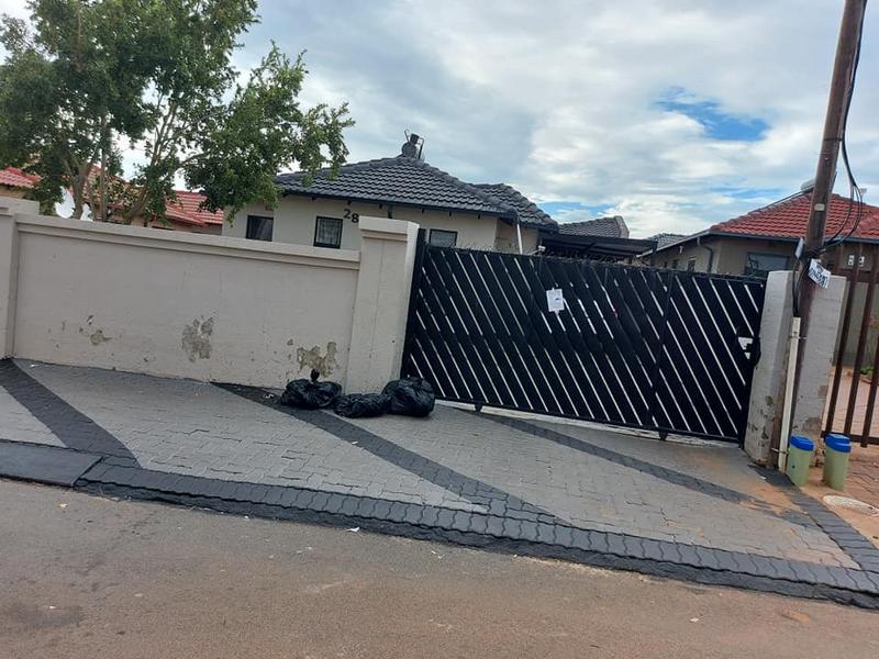 To Let 3 Bedroom Property for Rent in Clayville Gauteng