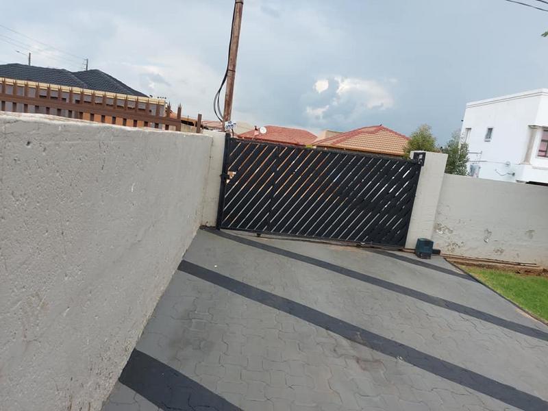 To Let 3 Bedroom Property for Rent in Clayville Gauteng