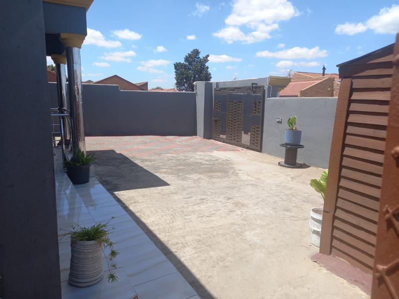 5 Bedroom Property for Sale in Tembisa Central Gauteng