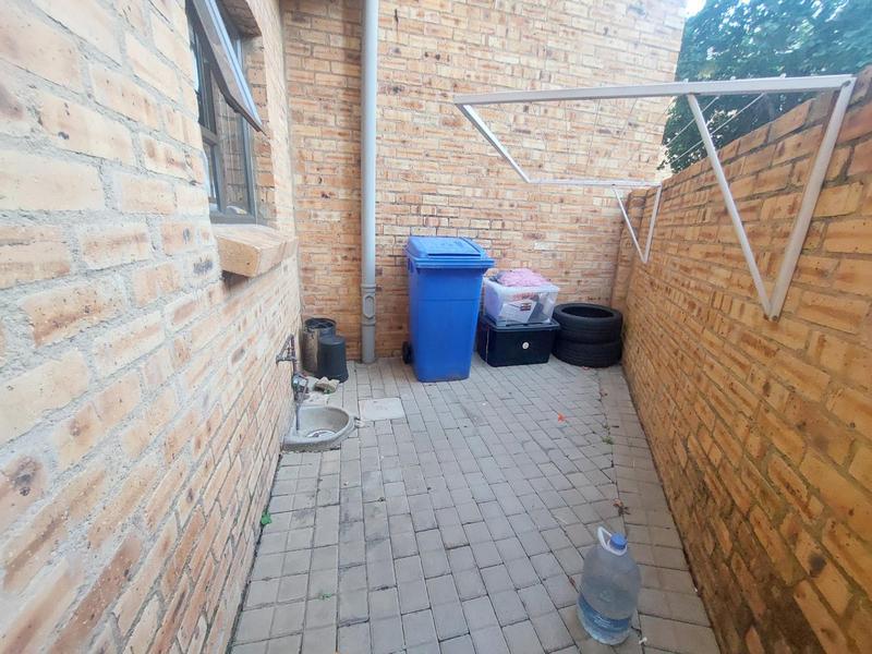 2 Bedroom Property for Sale in Rooihuiskraal North Gauteng