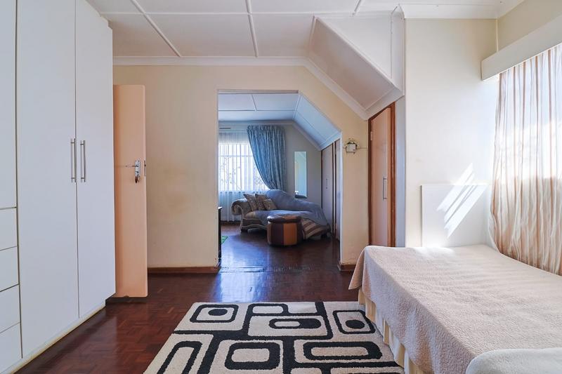 5 Bedroom Property for Sale in Linmeyer Gauteng