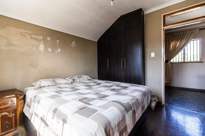 5 Bedroom Property for Sale in Linmeyer Gauteng