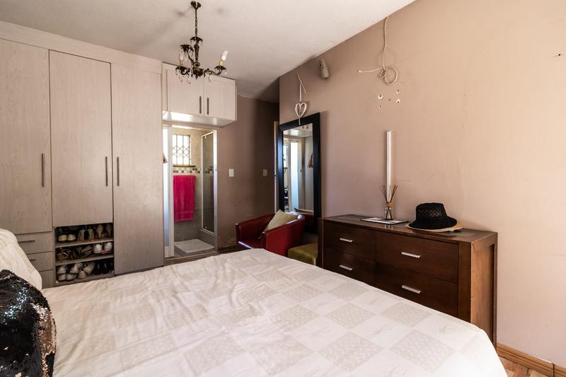 5 Bedroom Property for Sale in Linmeyer Gauteng