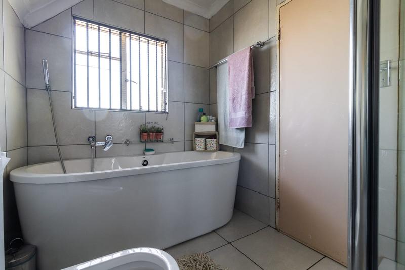 5 Bedroom Property for Sale in Linmeyer Gauteng