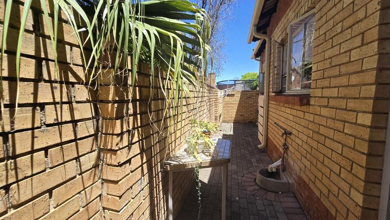 To Let 2 Bedroom Property for Rent in Equestria Gauteng