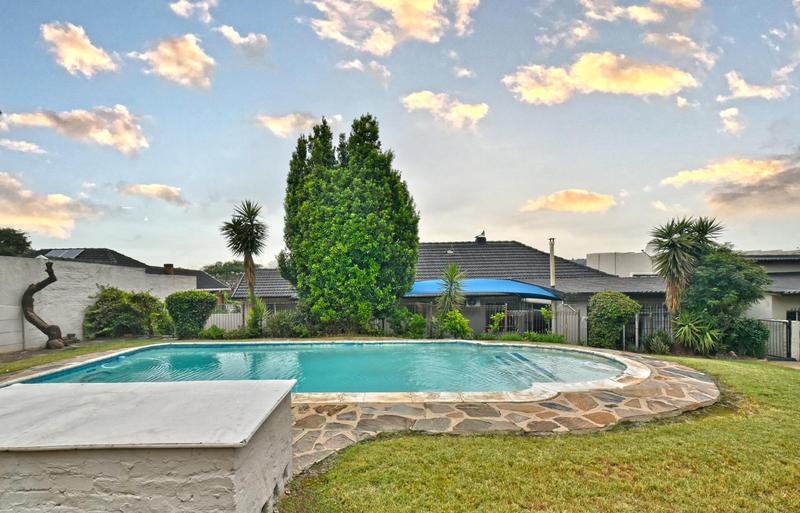 5 Bedroom Property for Sale in Linmeyer Gauteng