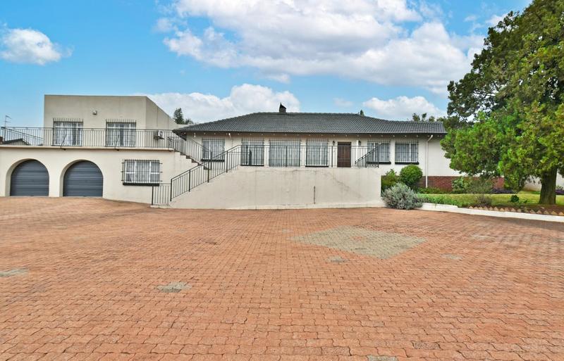 5 Bedroom Property for Sale in Linmeyer Gauteng