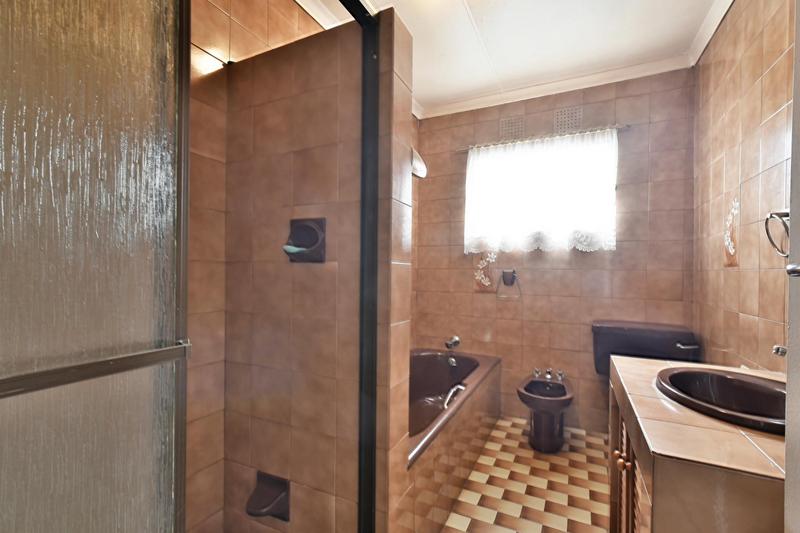 5 Bedroom Property for Sale in Linmeyer Gauteng