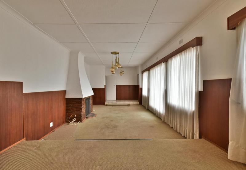 5 Bedroom Property for Sale in Linmeyer Gauteng