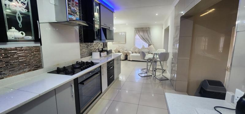 5 Bedroom Property for Sale in Erasmia Gauteng