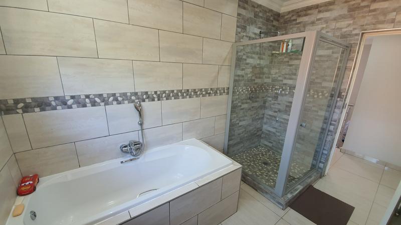4 Bedroom Property for Sale in Magalieskruin Gauteng