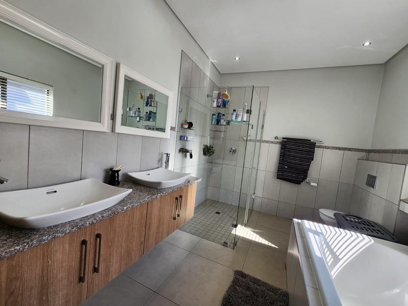 5 Bedroom Property for Sale in Zambezi Country Estate Gauteng