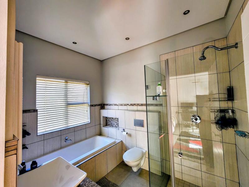 5 Bedroom Property for Sale in Zambezi Country Estate Gauteng