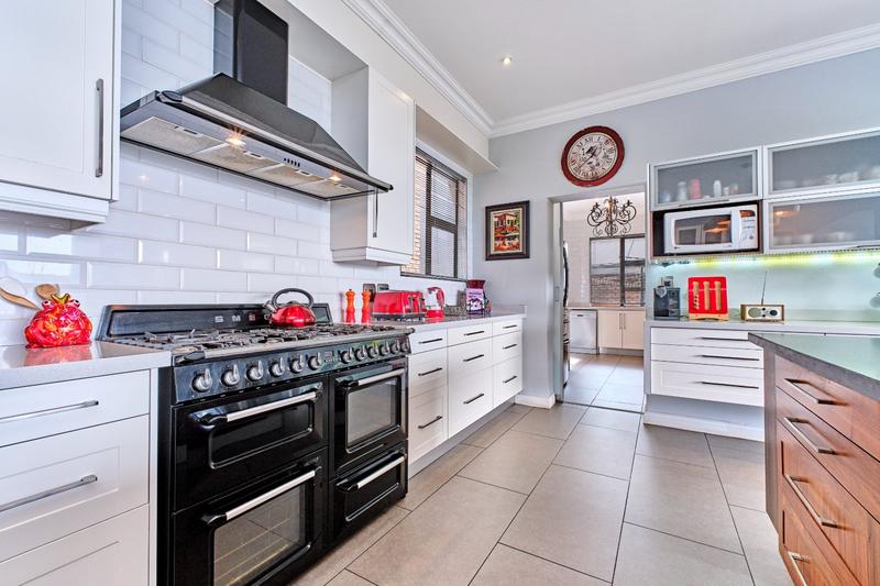 4 Bedroom Property for Sale in Featherbrooke Estate Gauteng