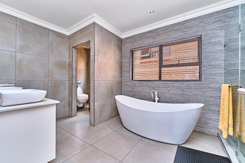 4 Bedroom Property for Sale in Featherbrooke Estate Gauteng