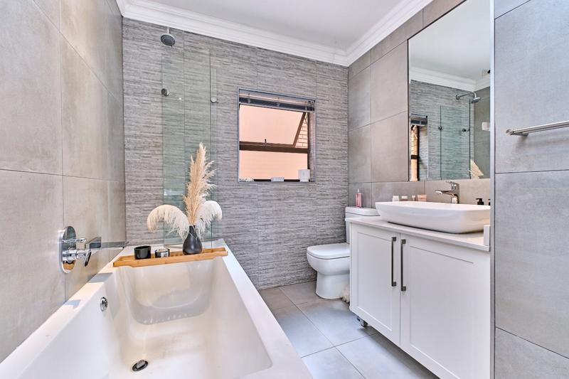 4 Bedroom Property for Sale in Featherbrooke Estate Gauteng
