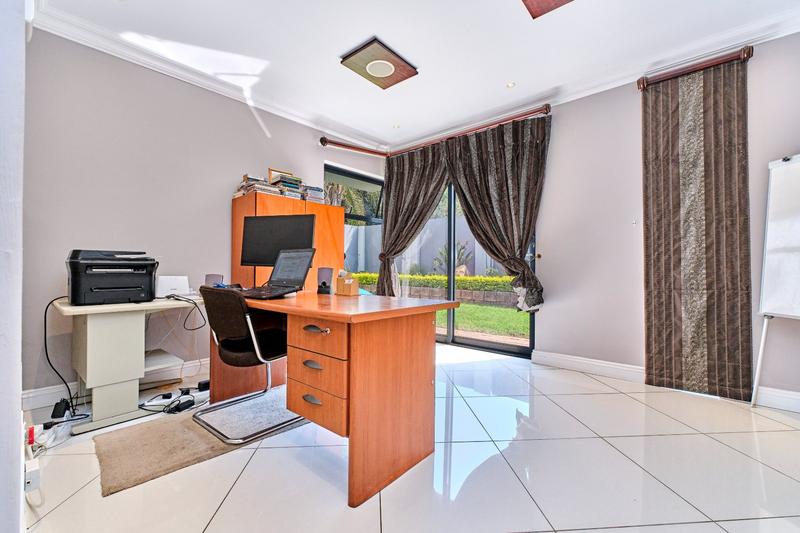 5 Bedroom Property for Sale in Featherbrooke Estate Gauteng