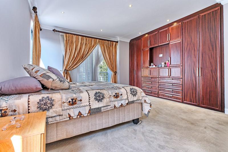5 Bedroom Property for Sale in Featherbrooke Estate Gauteng