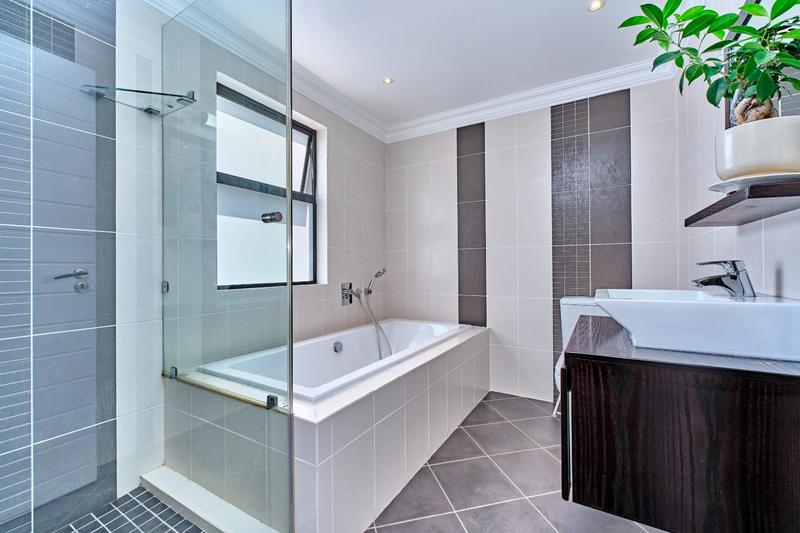 5 Bedroom Property for Sale in Featherbrooke Estate Gauteng