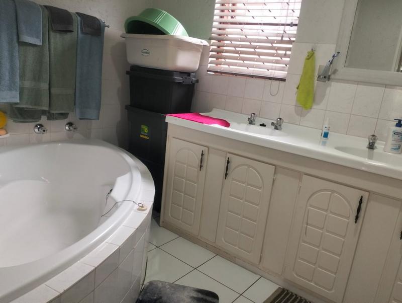 1 Bedroom Property for Sale in Roodekrans Gauteng