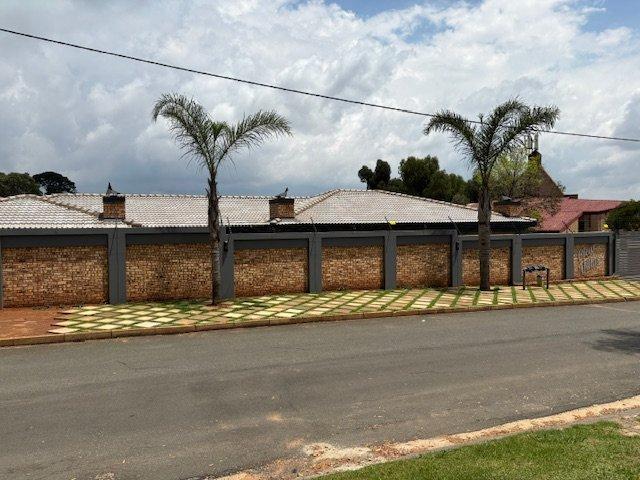To Let 3 Bedroom Property for Rent in Kenmare Gauteng