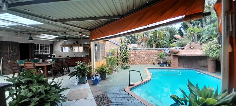 6 Bedroom Property for Sale in Florauna Gauteng