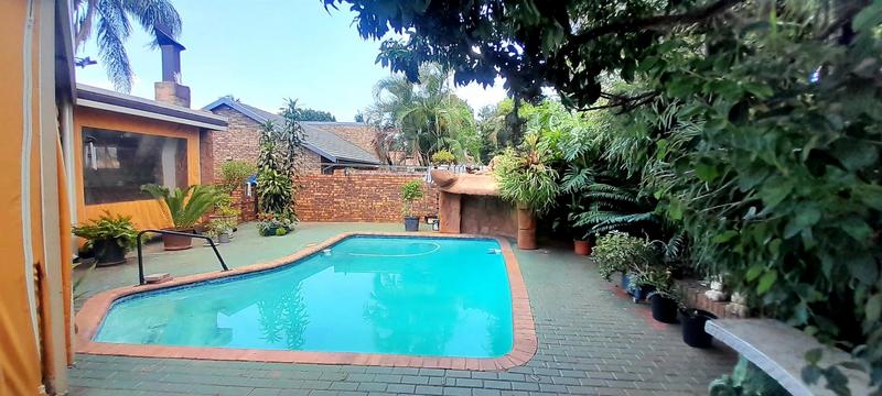 6 Bedroom Property for Sale in Florauna Gauteng