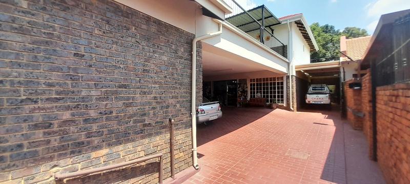 6 Bedroom Property for Sale in Florauna Gauteng