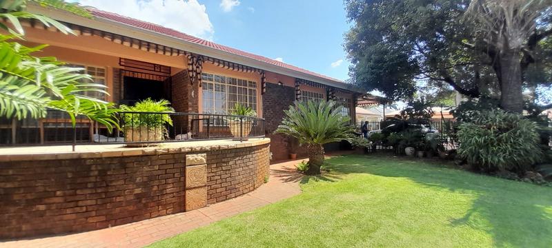 6 Bedroom Property for Sale in Florauna Gauteng