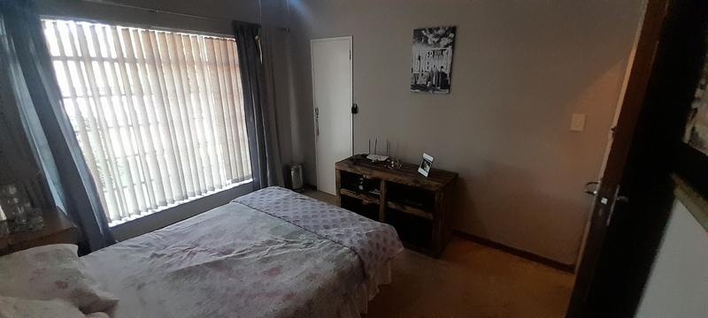 6 Bedroom Property for Sale in Florauna Gauteng