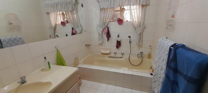 6 Bedroom Property for Sale in Florauna Gauteng