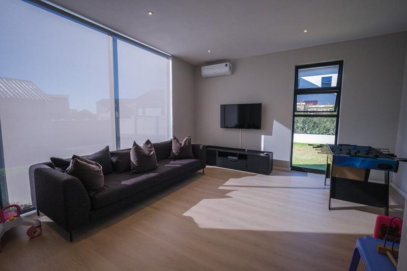 5 Bedroom Property for Sale in Copperleaf Estate Gauteng