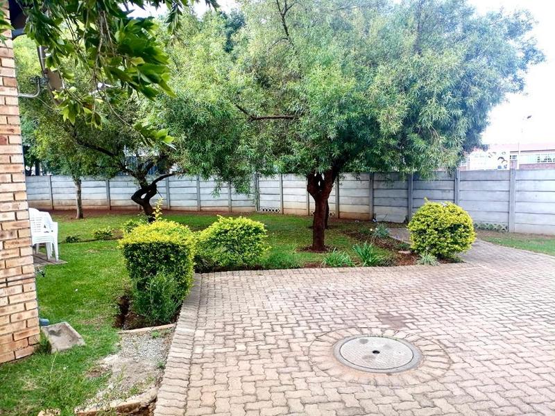 To Let 2 Bedroom Property for Rent in Creswell Park Gauteng