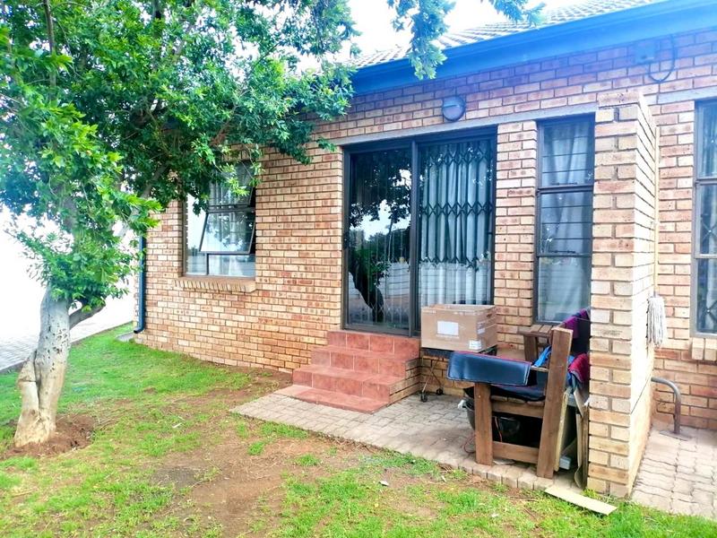 To Let 2 Bedroom Property for Rent in Creswell Park Gauteng